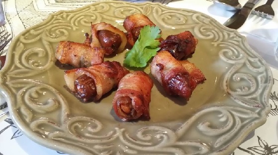 Almond Stuffed Dates Wrapped in Bacon